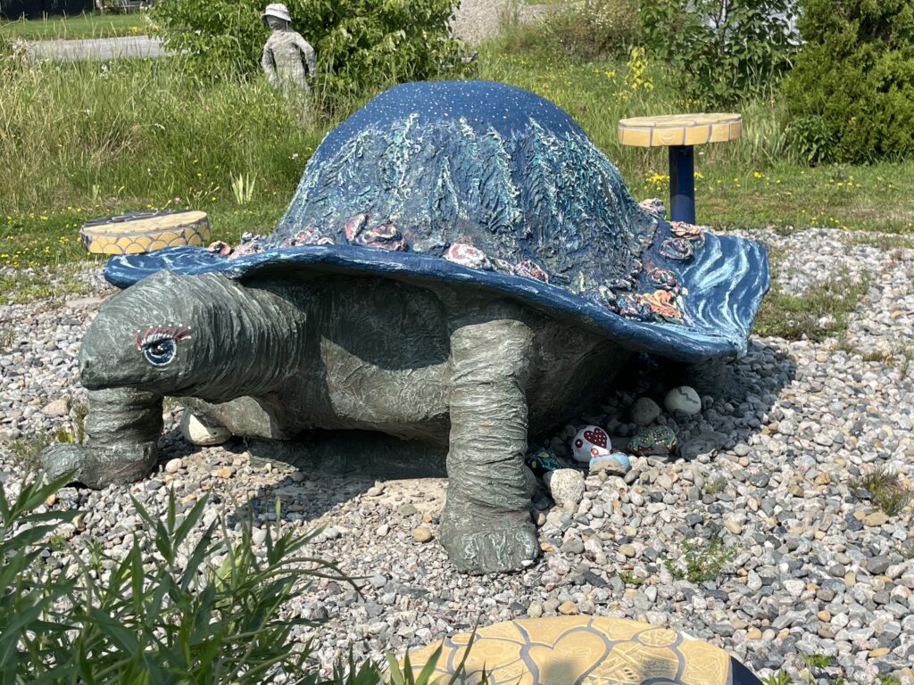 La sculpture intitulée La tortue céleste. Oeuvre à découvrir dans le circuit d'art public de Ville-Marie. 